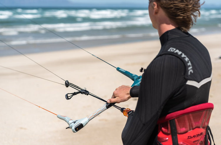 Green Hat kiteboarding-Collection-Kite Accessories-Man Flying Flysurfer Kite