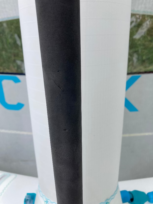 Green Hat Kiteboarding-2024 6m Duotone Slick Concept Blue-USED-Boom Close Up Near Leading Edge