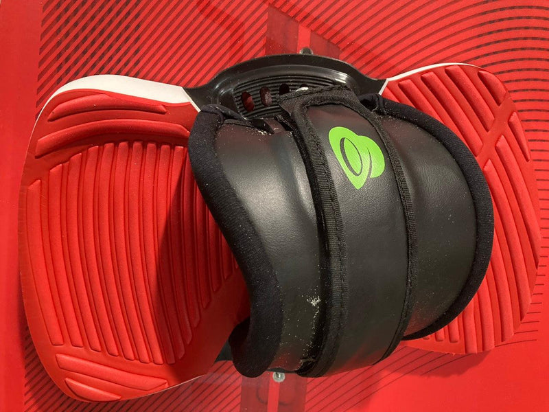 Load image into Gallery viewer, Green Hat Kiteboarding-2024_North_Atmos_Hybrid_Kiteboard_136cm_w_Bindings_USED- Close Up View of Right Binding