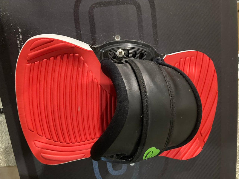 Load image into Gallery viewer, Green Hat Kiteboarding-2024_North_Atmos_Hybrid_Kiteboard_136cm_w_Bindings_USED- Close Up View of Left Binding