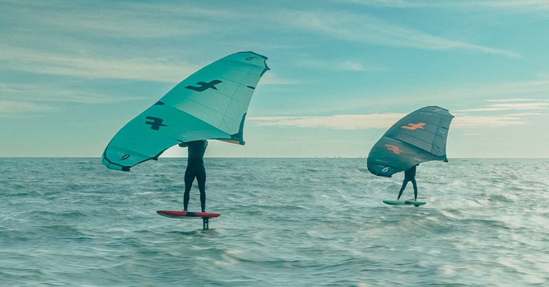 Load image into Gallery viewer, Green Hat Kiteboarding-2025 F-One Strike CWC Aluula V5 Mint/Onyx and Onyx/Flame in Action
