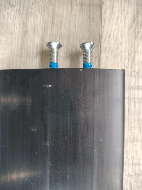 Load image into Gallery viewer, Green Hat Kiteboarding-Delta M Frame Alu Mast BLEM-Close Up of Top Left View Dent and Scratch