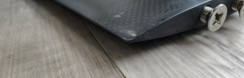 Load image into Gallery viewer, Green Hat Kiteboarding-Delta M-Frame 81cm Carbon Mast BLEM-Close Up View of Bent Corner
