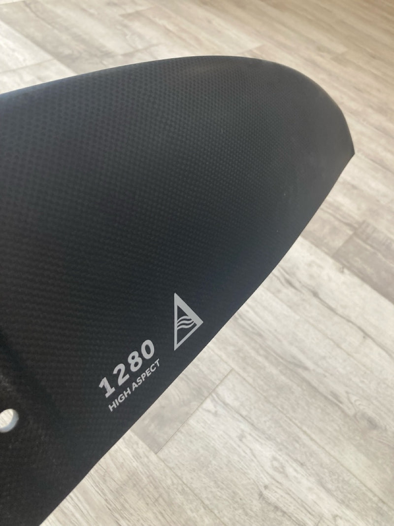 Load image into Gallery viewer, Green Hat Kiteboarding-Delta High Aspect 1280 Front Wing USED-Top View of Specs