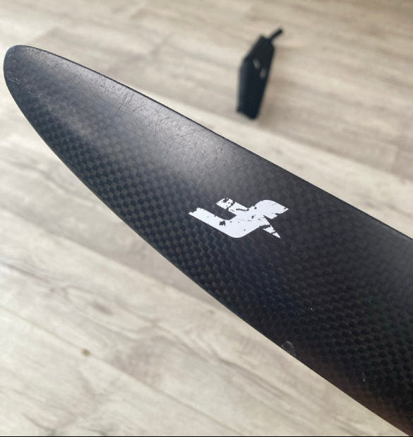 Load image into Gallery viewer, Green Hat Kiteboarding-F-One DW 210 HM Carbon Monobloc Tail USED-Top View of Scratches