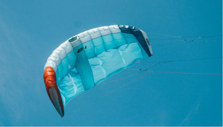 Load image into Gallery viewer, Green Hat Kiteboarding-Flysurfer Hybrid² Foil Kite-Ceramic-Live Shot-Kite in the Sky-Bottom View