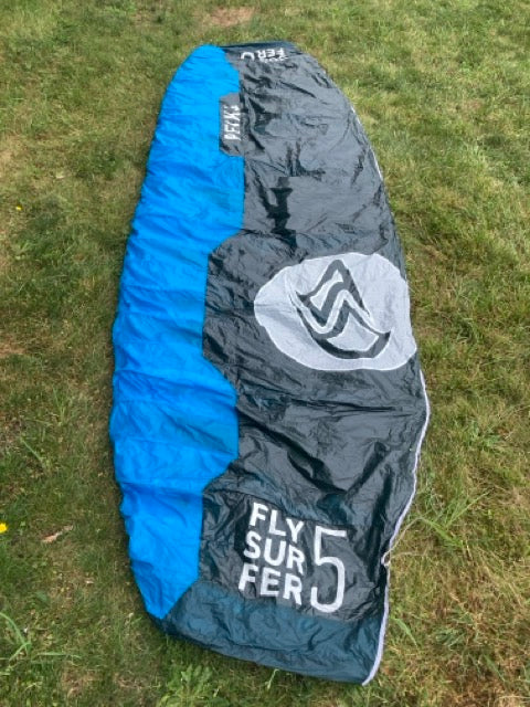 Load image into Gallery viewer, Green Hat Kiteboarding- Flysurfer Peak 4 5m-Top View of Kite on the Grass