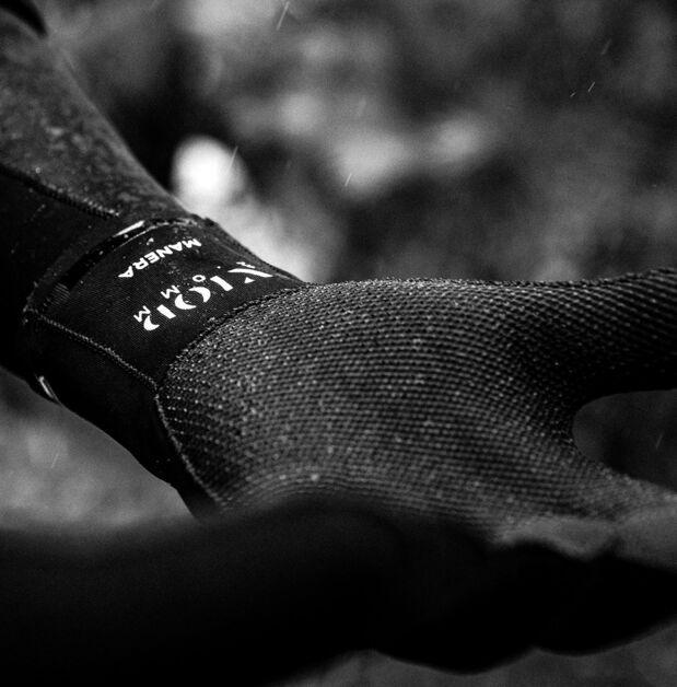 Load image into Gallery viewer, Manera X10D 2mm cold session Gloves