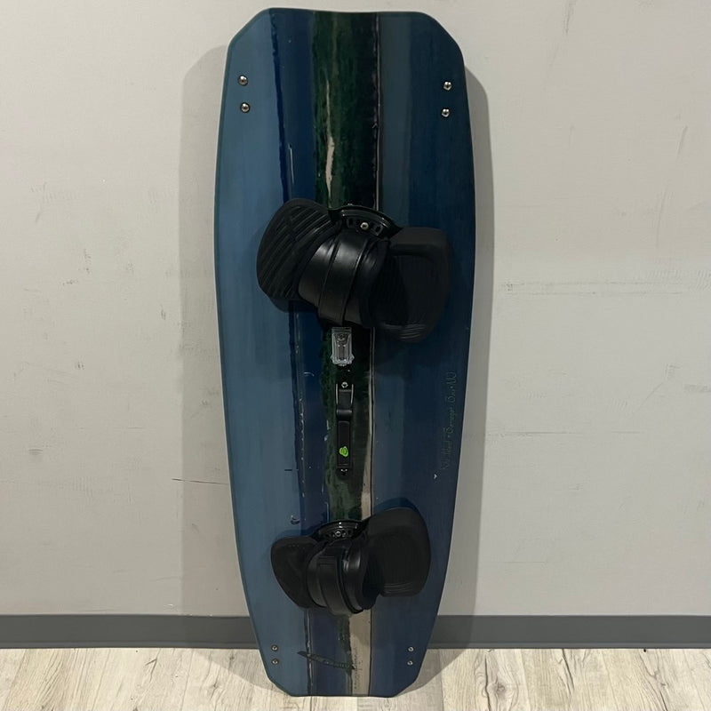 Load image into Gallery viewer, Green Hat &quot;Kite Island&quot; Saul Custom 138cm Kiteboard Complete USED
