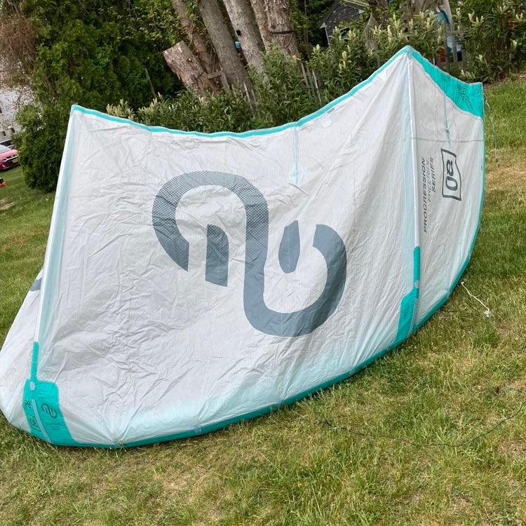 Load image into Gallery viewer, Green Hat Kiteboarding-2022 Eleveight PS V5 8m USED Kite-Leading Edge Front View Right Wing Tip