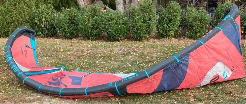 Load image into Gallery viewer, Green Hat Kiteboarding-2022 Duotone Evo SLS-USED-Front View Bottom