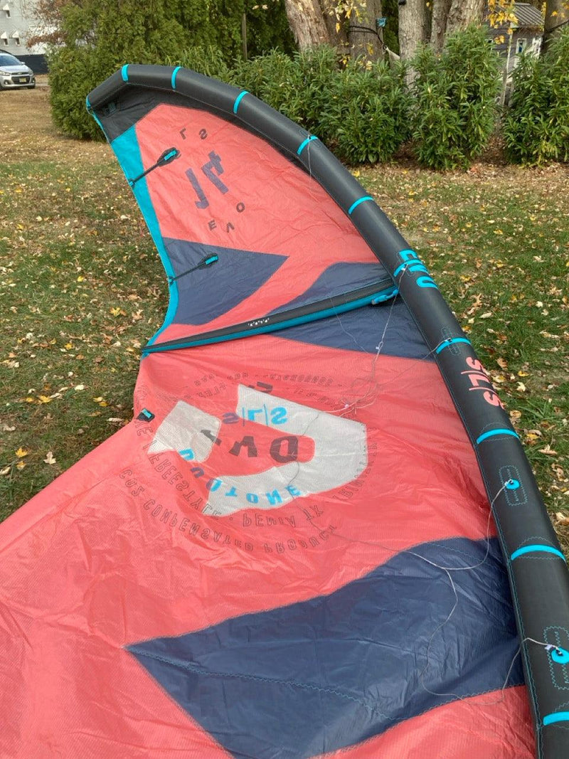 Load image into Gallery viewer, Green Hat Kiteboarding-2022 Duotone Evo SLS-USED-Inside Right Wing Tip View