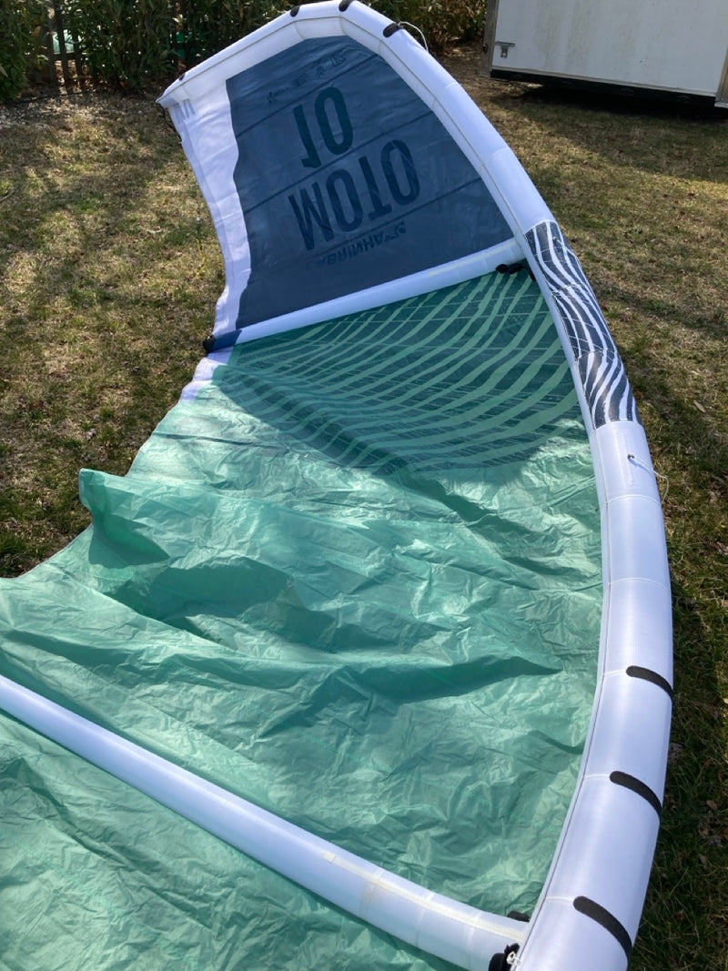Load image into Gallery viewer, 2022 Cabrinha :02 Moto Kiteboarding Kite 10M USED