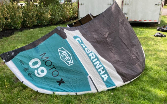 Load image into Gallery viewer, Green Hat Kiteboarding-2024 Cabrinha Moto X APEX Kite 9M USED-Left Wing Tip View