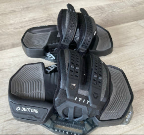 Load image into Gallery viewer, Green Hat Kiteboarding-Duotone Entity Black Edition Binding USED-Profile View of the Two Bindings