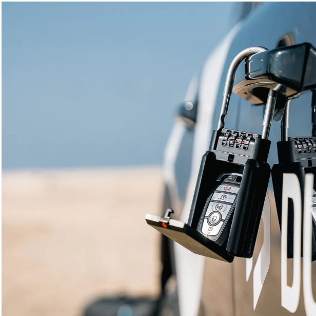 Load image into Gallery viewer, Green Hat Kiteboarding-Ion Keysafe Open on Car Door Handle