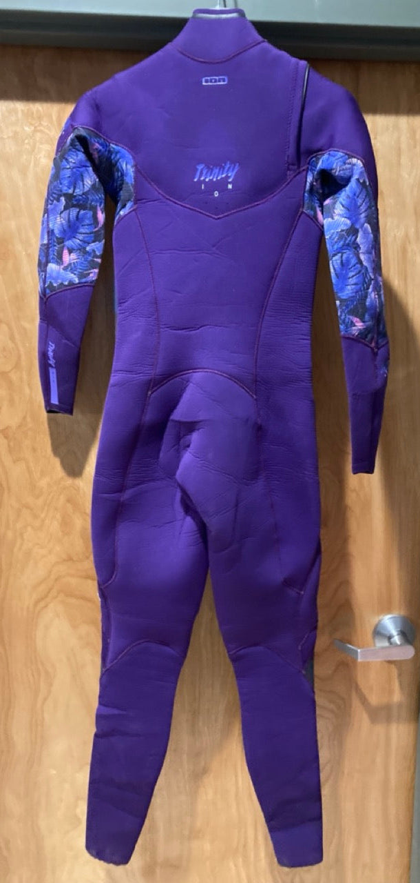 Load image into Gallery viewer, Green Hat Kiteboarding - 2019 Ion Womens Trinity Amp 3_2 FZ Wetsuit - Back View Hung Up