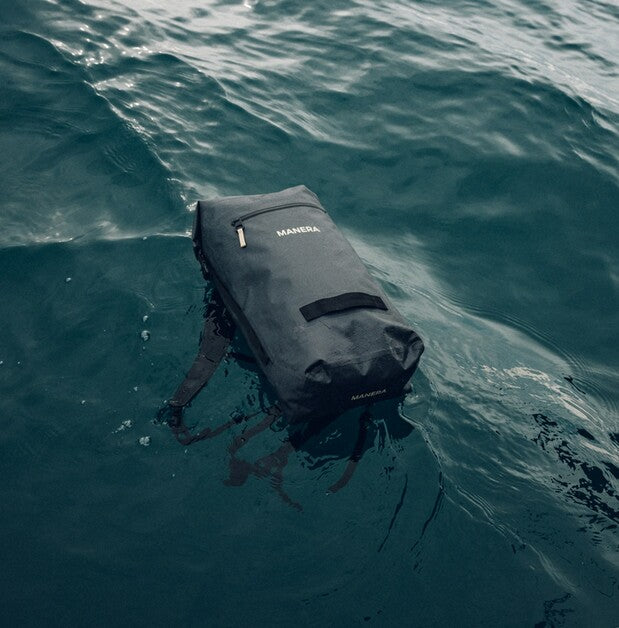 Load image into Gallery viewer, Green Hat Kiteboarding-Manera Duffle Bag 30L-Live Shot-Manera Bag Floating in the Water