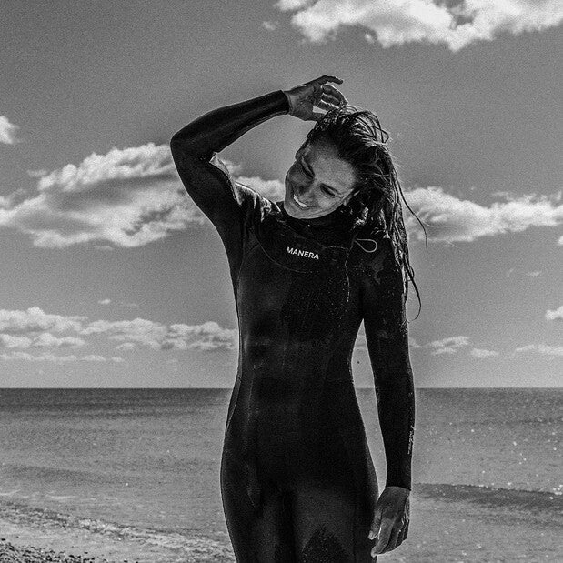 Load image into Gallery viewer, Green Hat Kiteboarding-Manera Seafarer 4/3 FZip Wetsuit-Live Shot-Woman on a Beach Wearing the Manera Seafarer