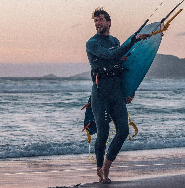 Load image into Gallery viewer, Green Hat Kiteboarding-2026 Manera X10D 5/4/3-Action Shot-Man Flying a Kite Holding a Surfboard Wearing a Manera Wetsuit
