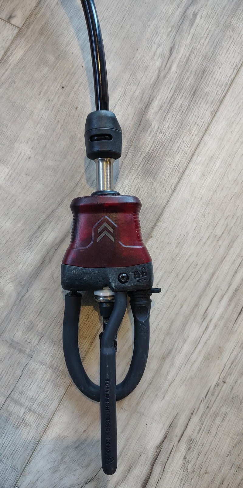 Load image into Gallery viewer, Green Hat Kiteboarding-North Navigator Pro USED-Close Up View of the Back Side of the Chicken Loop