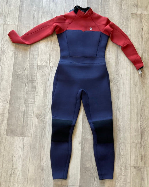 Load image into Gallery viewer, Green Hat Kiteboarding-Saint-Jacques 4/3 BZip Wetsuit USED-Front View on a Wooden Background