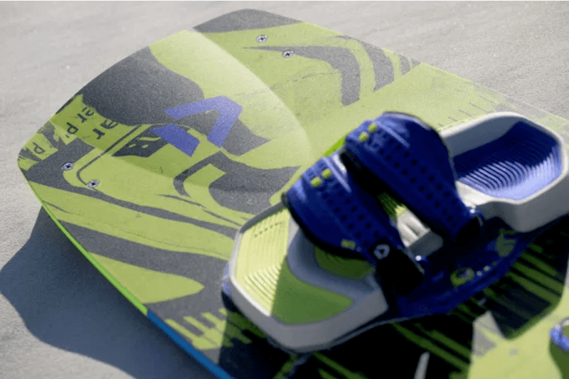 Load image into Gallery viewer, Green Hat Kiteboarding-2024 Duotone Gonzales TT-Live Shot-Close Up View of NTT Binding on Gonzales Twintip