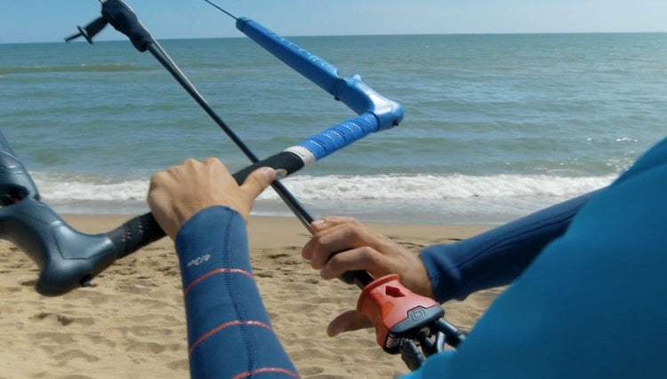 Green Hat Kiteboarding-Clearance Kite Control Bars-Ozone Contact Water Freeride V4 Control Bar-Kiter untwisting his center lines on his Ozone bar