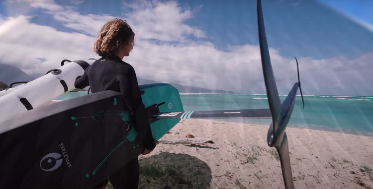 Green Hat Kiteboarding-Collection-Mast Kits- Man Walking Towards the Beach with his Appletree Wing Board and Foil