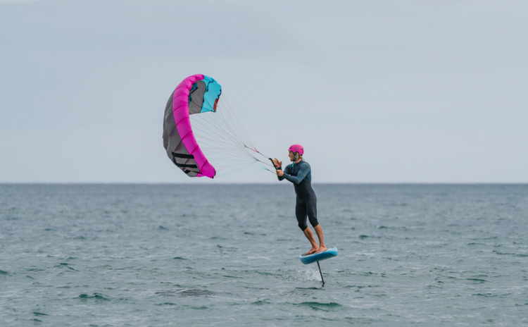 Green Hat Kiteboarding-Collection-Parawing Foiling-Man Parawing Foiling on a ENSIS Parawing