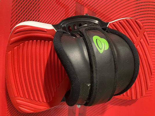 Green Hat Kiteboarding-2024_North_Atmos_Hybrid_Kiteboard_136cm_w_Bindings_USED- Close Up View of Right Binding