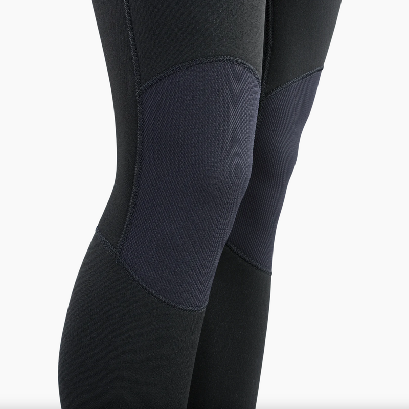 Load image into Gallery viewer, A close-up of a pair of black tights on a woman wearing the 2023 Ion Element Semidry 5/4 Front-Zip Women&#39;s Wetsuit.

