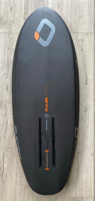 Load image into Gallery viewer, Green Hat Kiteboarding-4&#39;6 Ozone Pulse V1 Carbon Foilboard USED-Bottom View on a Wooden Background
