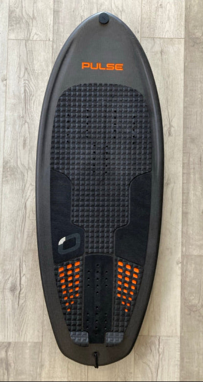 Load image into Gallery viewer, Green Hat Kiteboarding-4&#39;6 Ozone Pulse V1 Carbon Foilboard USED-Top View on a Wooden Background
