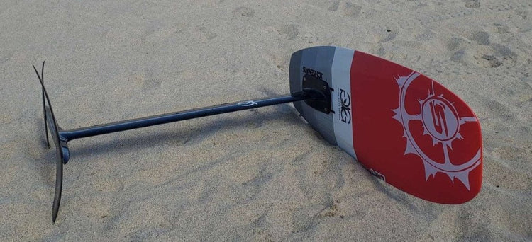 Green Hat Kiteboarding-BLOG-Beginner VS Advanced Kite Foils-Slingshot mini Dwarfcraft with Lift 110 Carbon Foil on the Beach