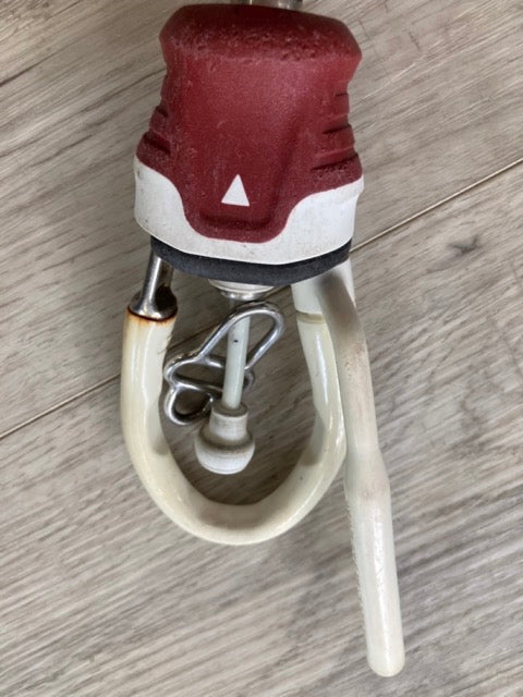 Load image into Gallery viewer, Green Hat Kiteboarding - Core 3 Pro Sensor Control Bar USED-Bottom Chicken Loop Close Up View
