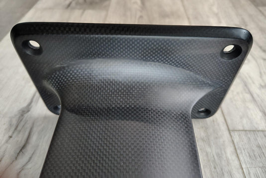 Green Hat Kiteboarding-Delta R-Frame Carbon Mast BLEM (1)-Close Up View of Left Side of Mast Top Plate