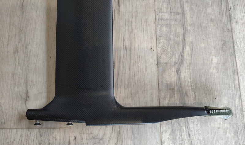 Load image into Gallery viewer, Green Hat Kiteboarding-Delta R-Frame Carbon Mast BLEM (1)-Close Up View of Right Side of Mast Fuselage Connection
