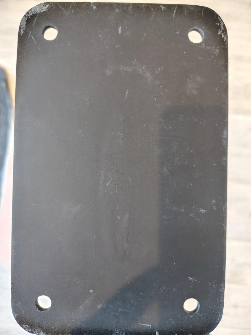 Load image into Gallery viewer, Green Hat Kiteboarding-Delta R-Frame Carbon Mast BLEM(5)-Close Up View of Scratches on bottom of Top Plate
