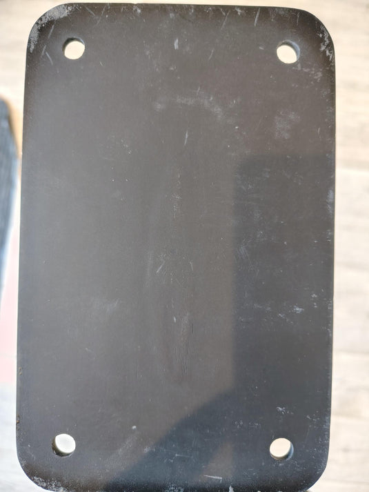 Green Hat Kiteboarding-Delta R-Frame Carbon Mast BLEM(5)-Close Up View of Scratches on bottom of Top Plate