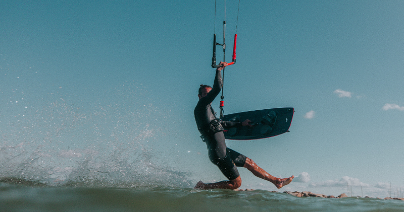 Load image into Gallery viewer, Green Hat Kiteboarding-F-One ATOM Control Bar-Action Shot-Man Kiteboarding on an ATOM Bar
