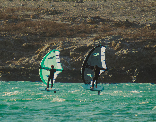Load image into Gallery viewer, Green Hat Kiteboarding-F-One Swing V4-Action Shot-2 Men Wing Foiling on the 2 Different Swing Colors
