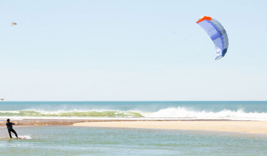Green Hat Kiteboarding-Flysurfer Hybrid² Foil Kite-Ceramic-Action Shot-Man Kiting with Hybrid2 Foil Kite
