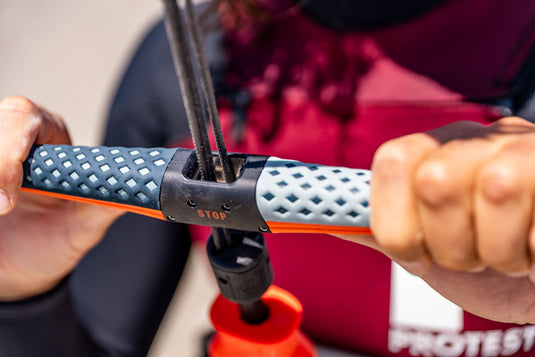 Green Hat Kiteboarding-Flysurfer Force3 Control Bar-Live Shot-Close Up View of Center Lines