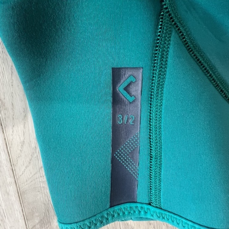Load image into Gallery viewer, Ion Capture 3/2 Back-Zip Shortsleeve Junior&#39;s Wetsuit USED
