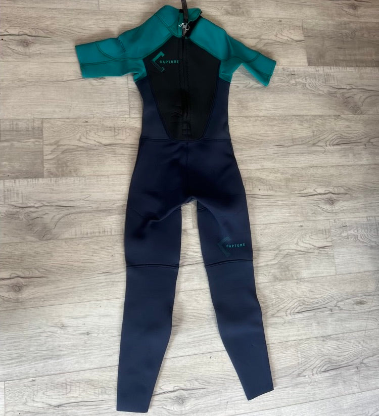 Load image into Gallery viewer, Ion Capture 3/2 Back-Zip Shortsleeve Kid&#39;s 164/14 Wetsuit USED
