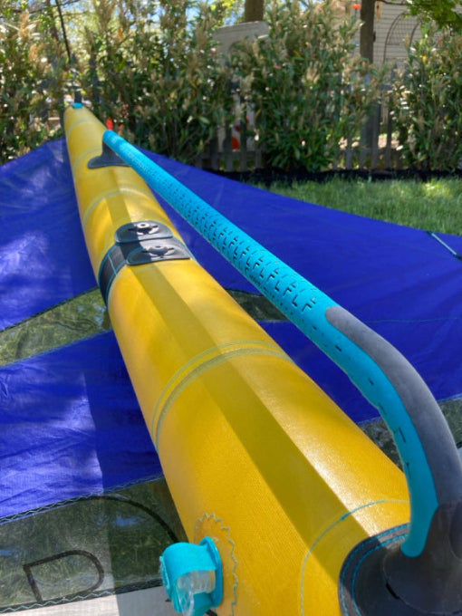 Load image into Gallery viewer, Green Hat Kiteboarding-Duotone Unit LAB 3.5 Wing USED-Center Strut Boom Close Up View
