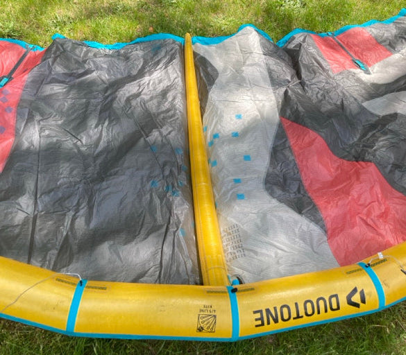 Load image into Gallery viewer, Green Hat Kiteboarding-2023/2024 Duotone Evo D/LAB Kite 10M USED- Center Strut Inside View 
