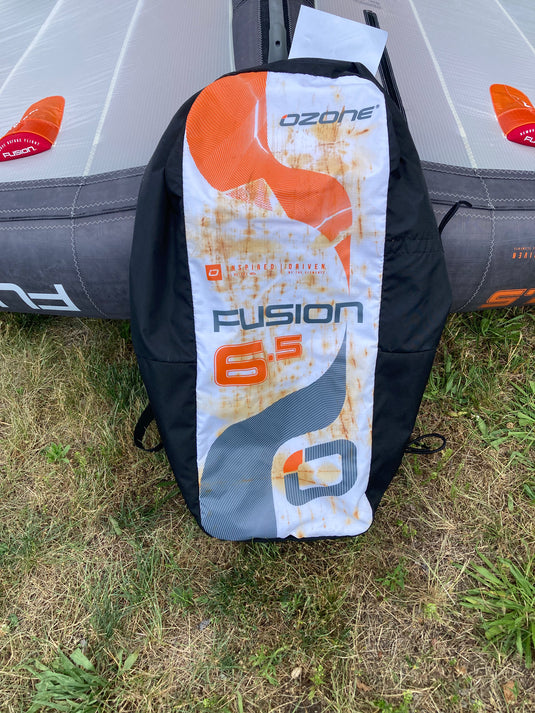Wing bag, has moderate staining. No mechanical damage