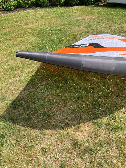 Left side wing tip top side